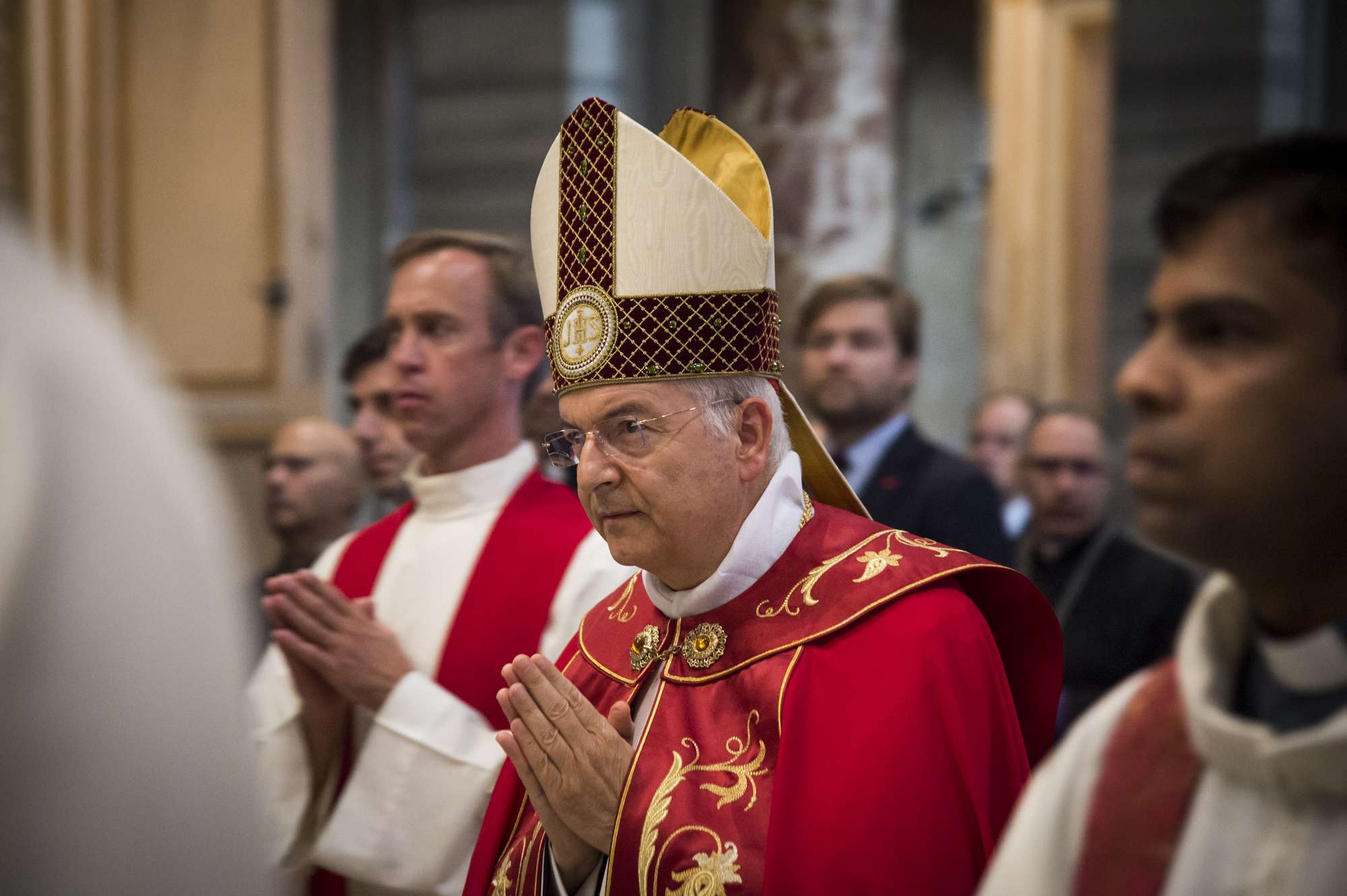Cardinal Piacenza durante una funzione religiosa