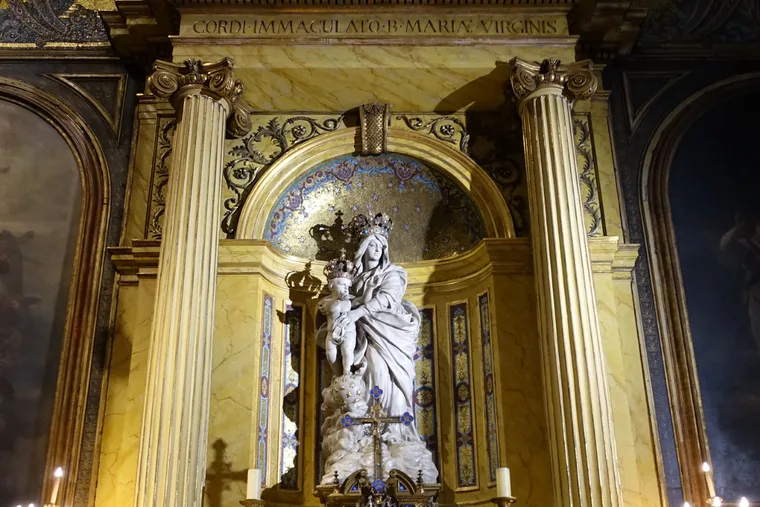 Staty av Vår Fru i basilikan Notre-Dame-des-Victoires i Paris