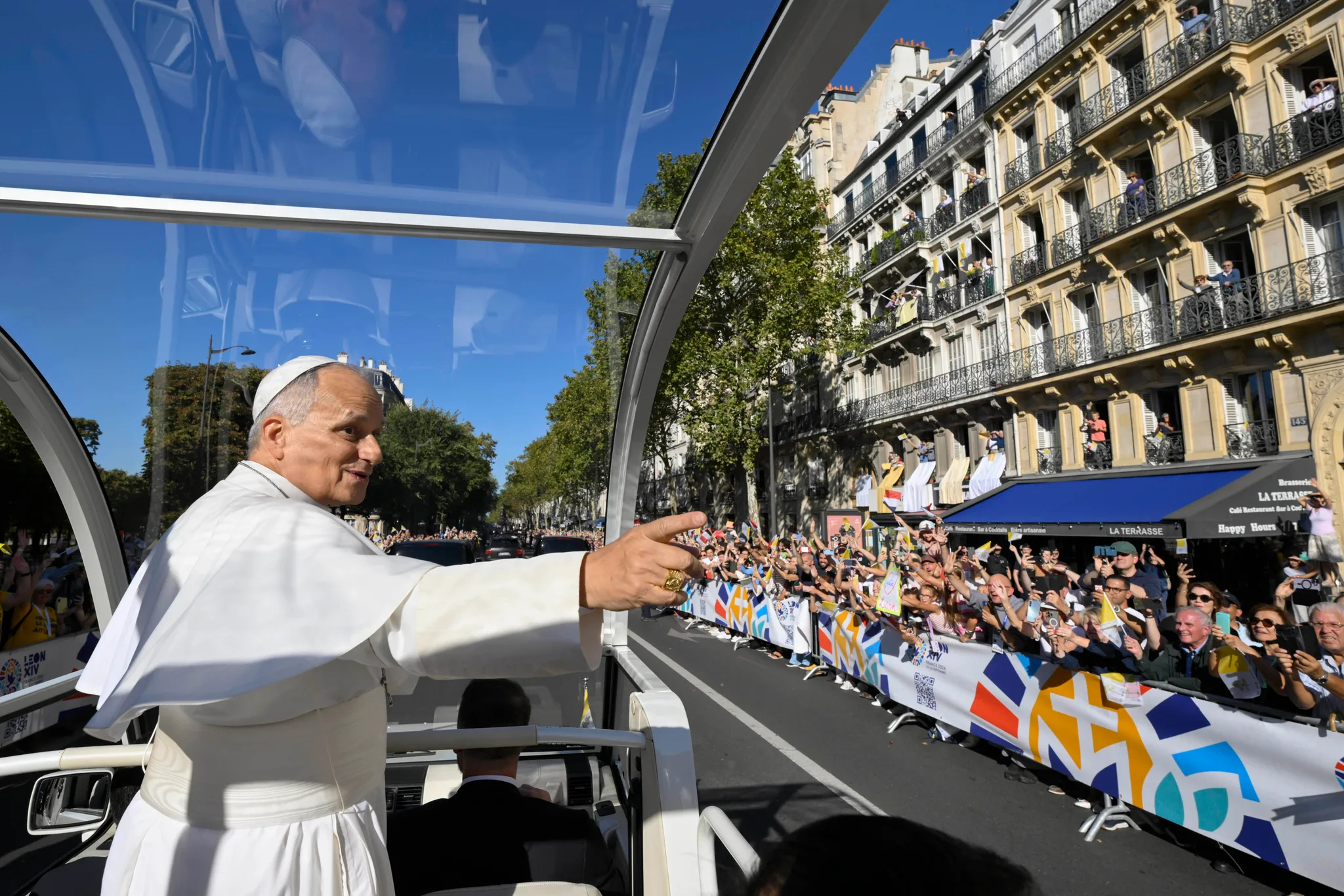 Påve Leo XIV färdas med påvemobilen genom Paris.