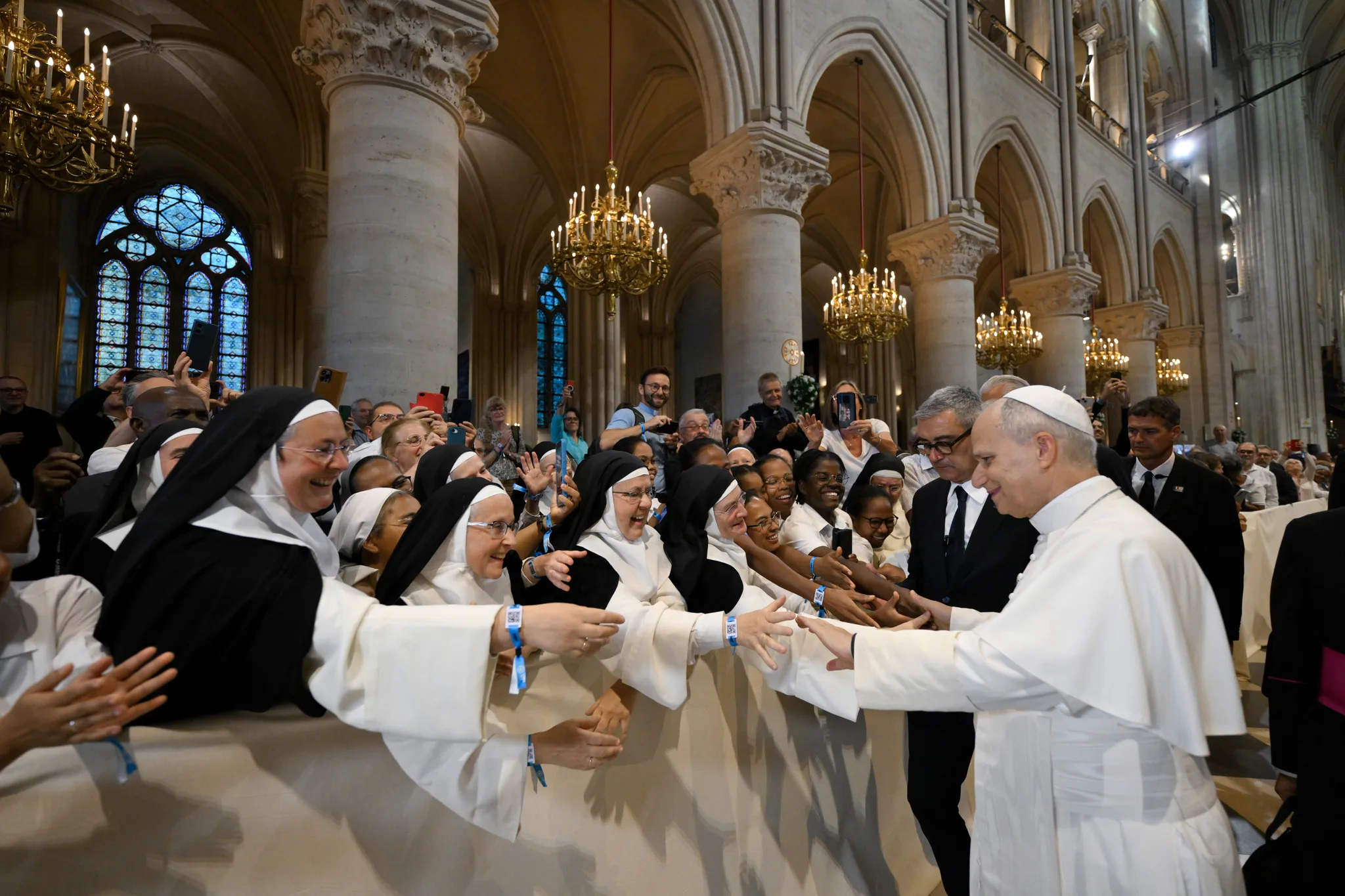 Påve Leo XIV hälsar ordenssystrar i Notre-Dame-katedralen.