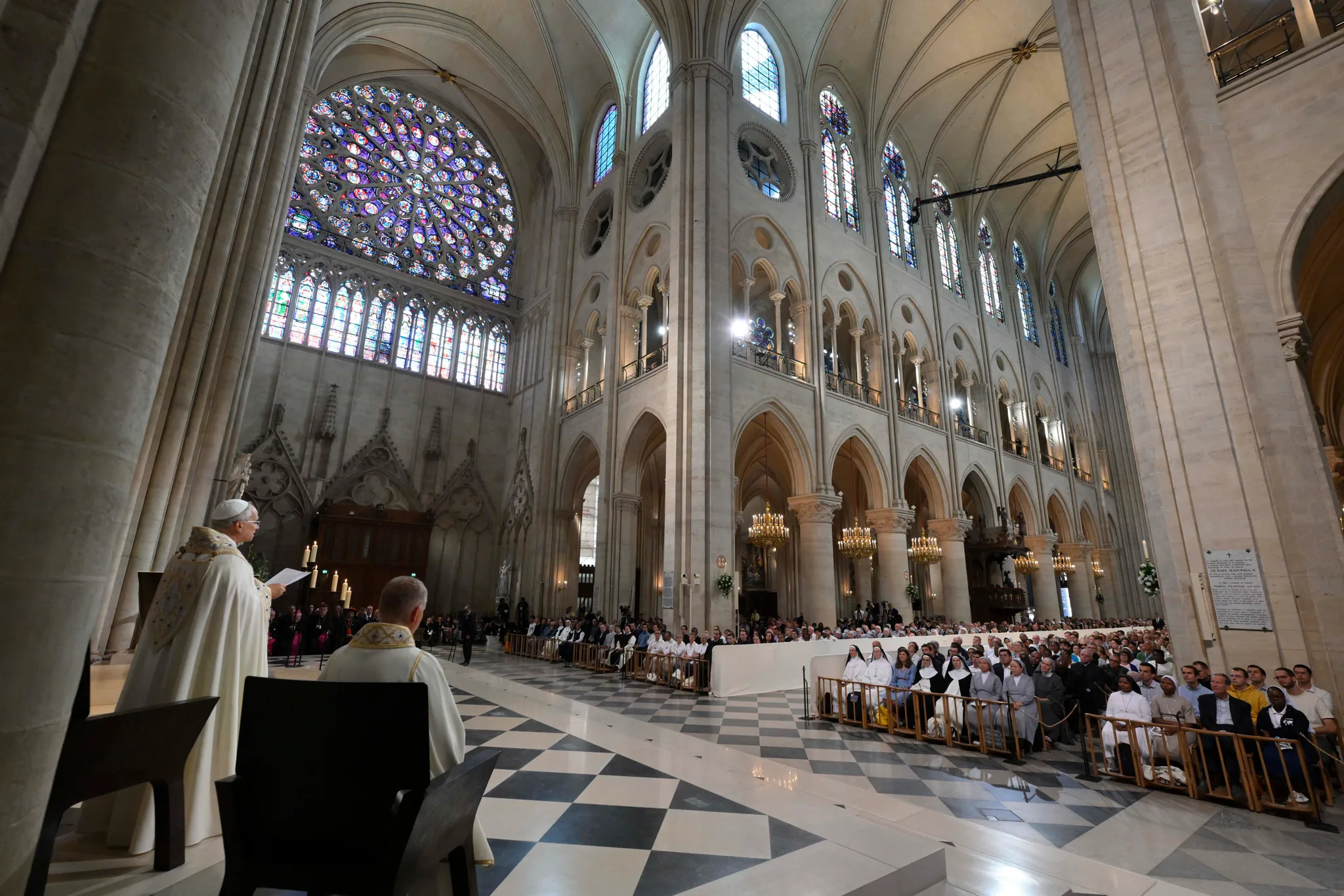 Påve Leo XIV i Notre-Dame-katedralen under vespern.