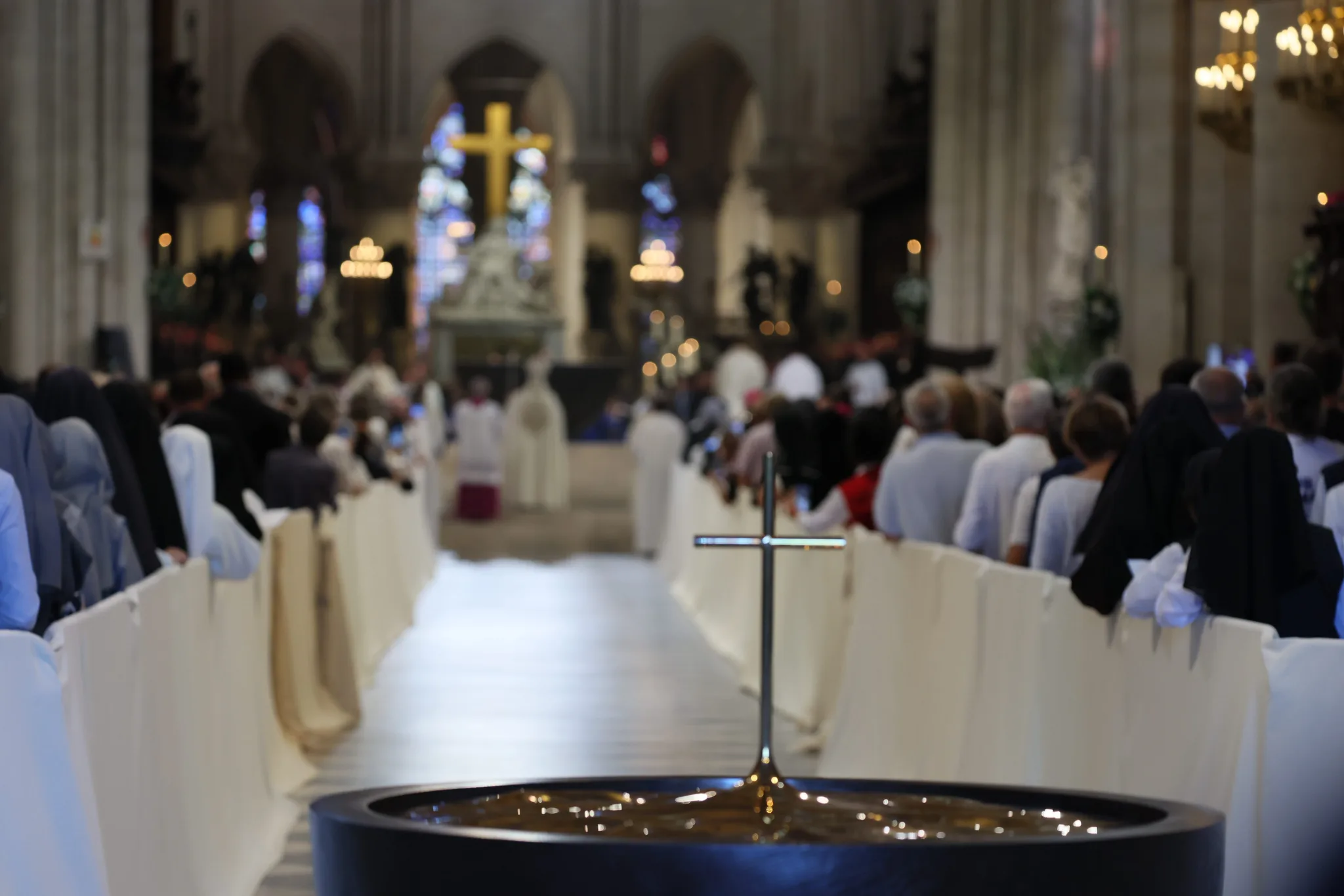 Påve Leo XIV går in i den restaurerade Notre-Dame-katedralen.