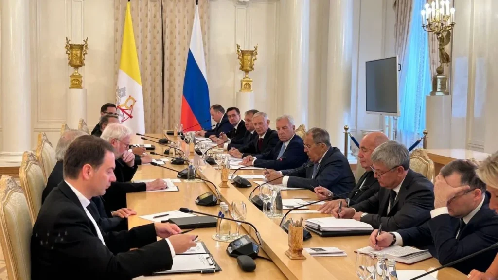 Ärkebiskop Paul Richard Gallagher och Rysslands utrikesminister Sergej Lavrov vid en presskonferens i Moskva.