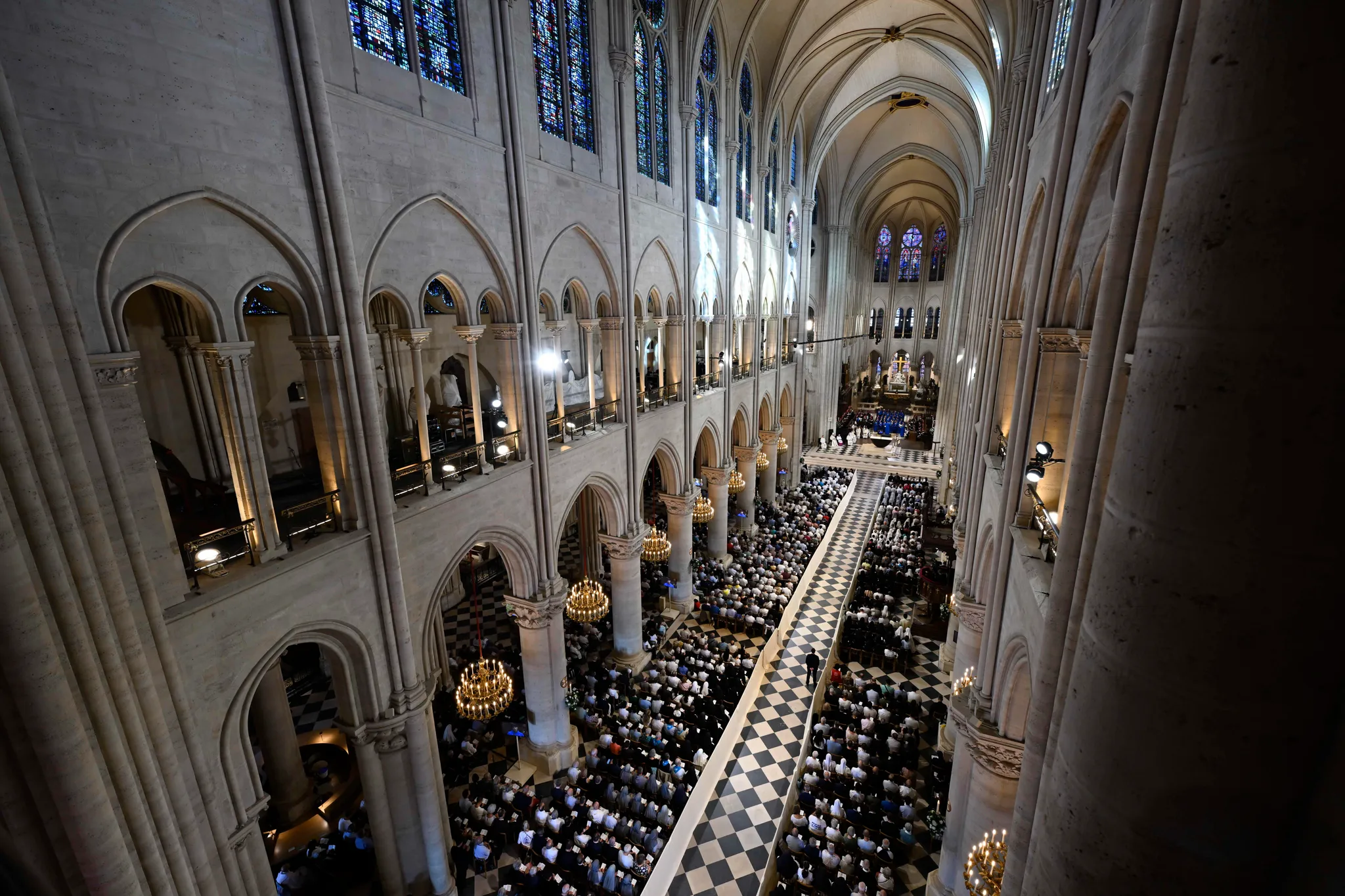 Gudstjänstdeltagare ber i Notre-Dame-katedralen.