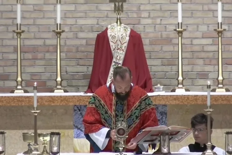 Fader Brent Bowman firar en skolmässa i St. Gabriel the Archangel Catholic Church i Hopkins i Minnesota.