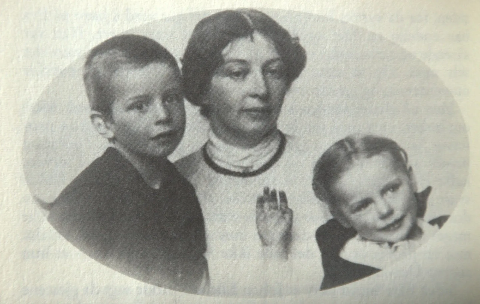Sigrid Undset tillsammans med Anders och Mosse i Lillehammer