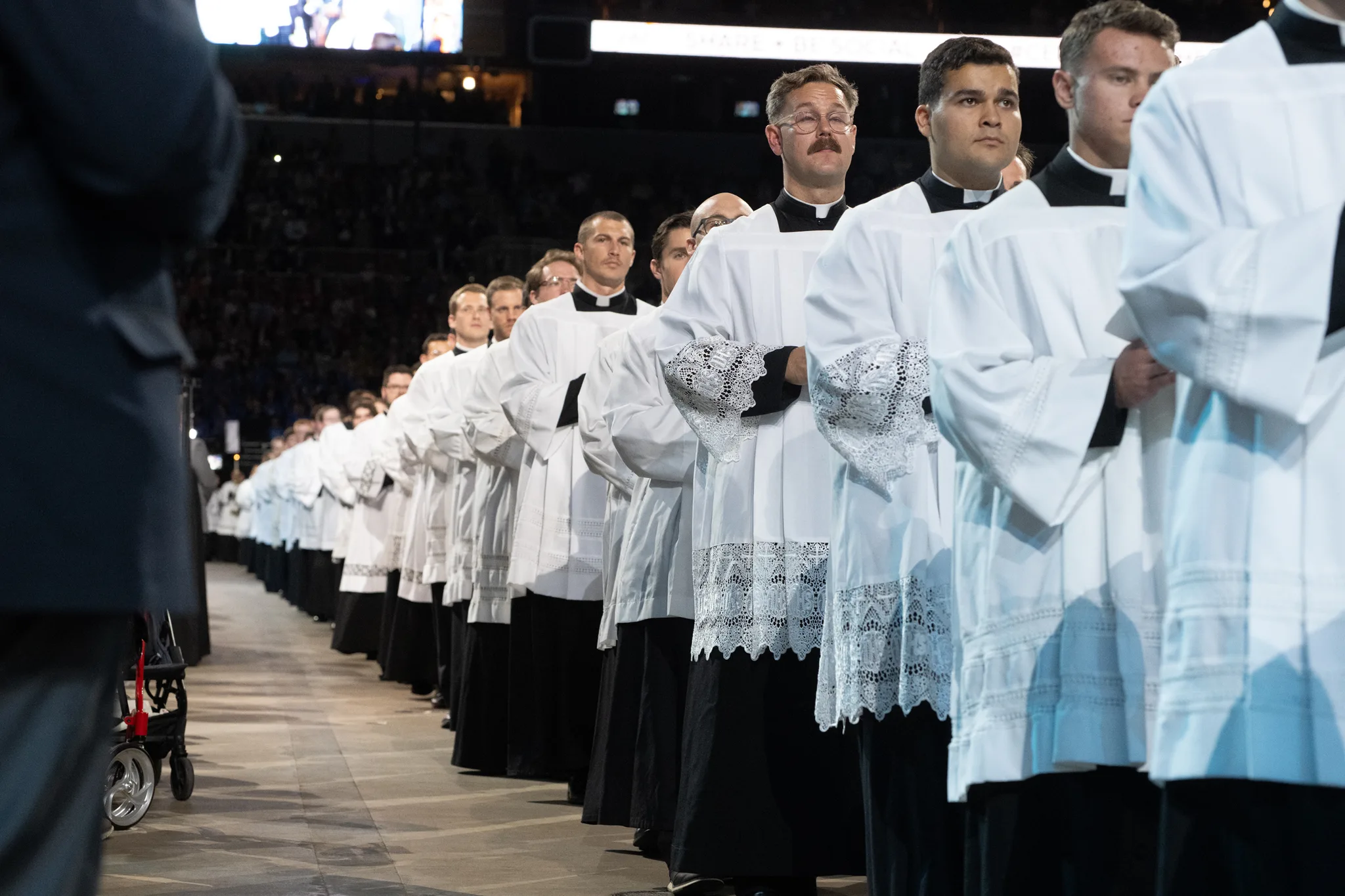Präster går i procession in till Fulton Sheens saligförklaringsmässa.