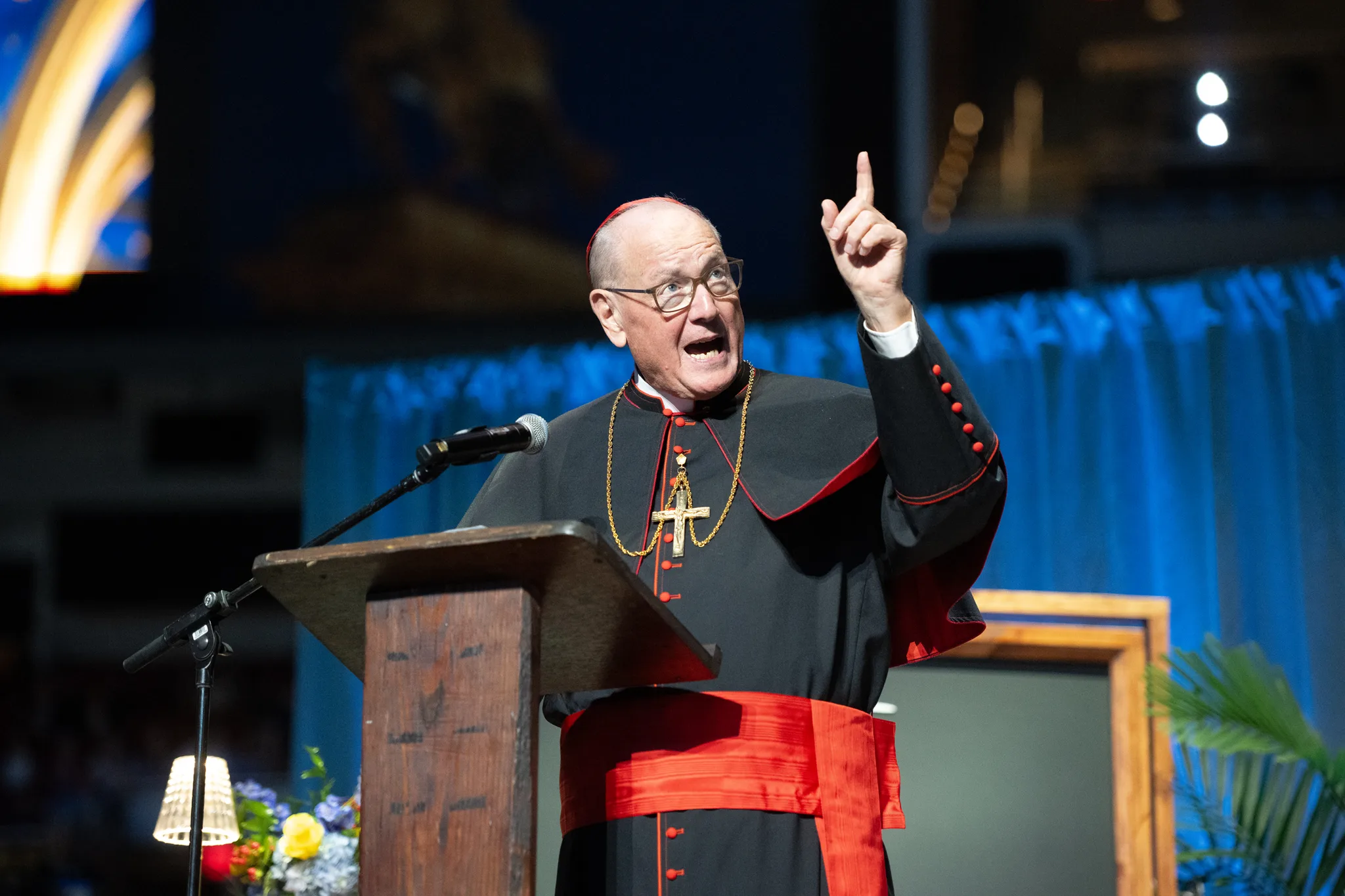 Kardinal Timothy Dolan talar vid Fulton Sheens saligförklaringsmässa.