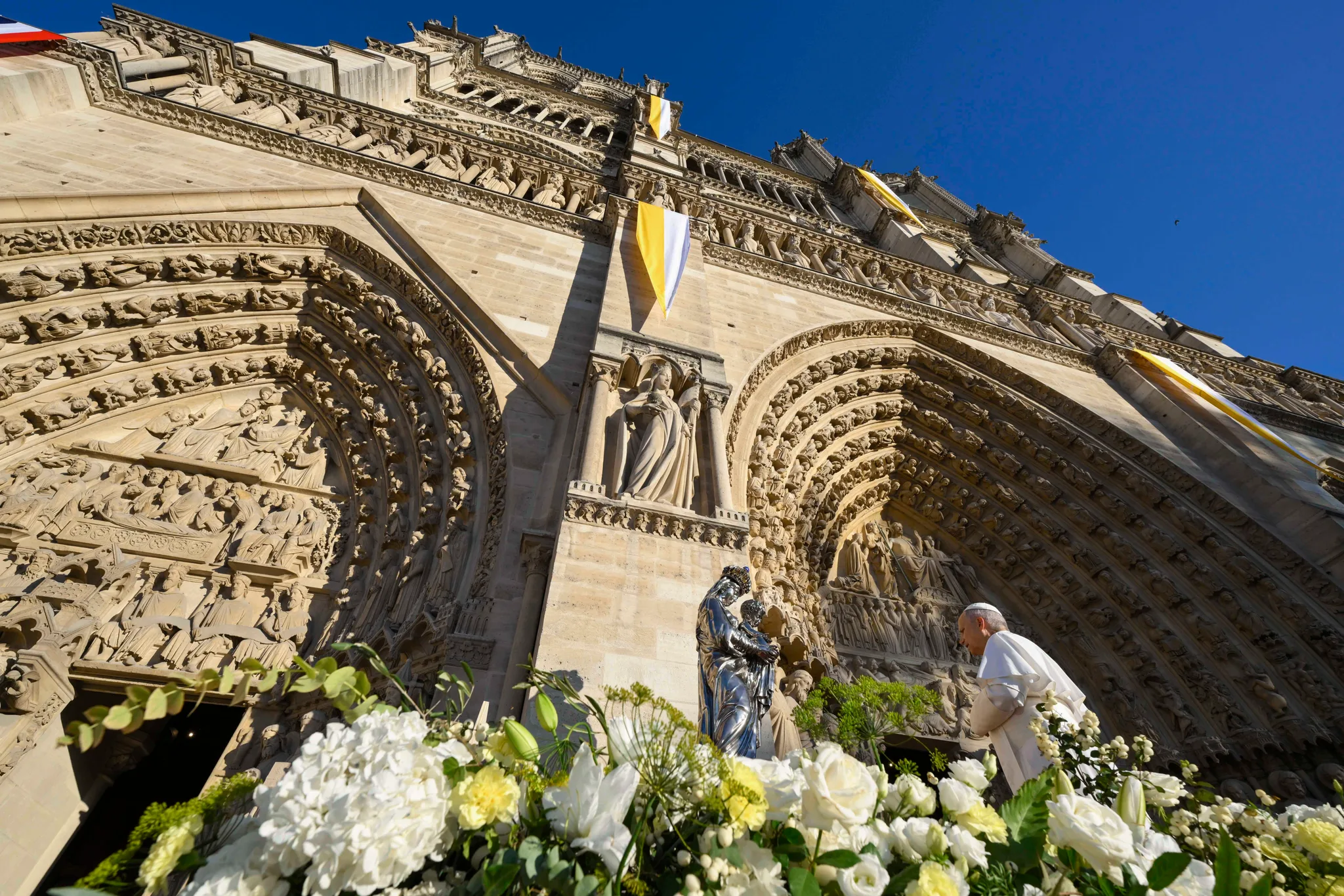 Tusentals ber Salve Regina med påve Leo XIV utanför Notre-Dame-katedralen.