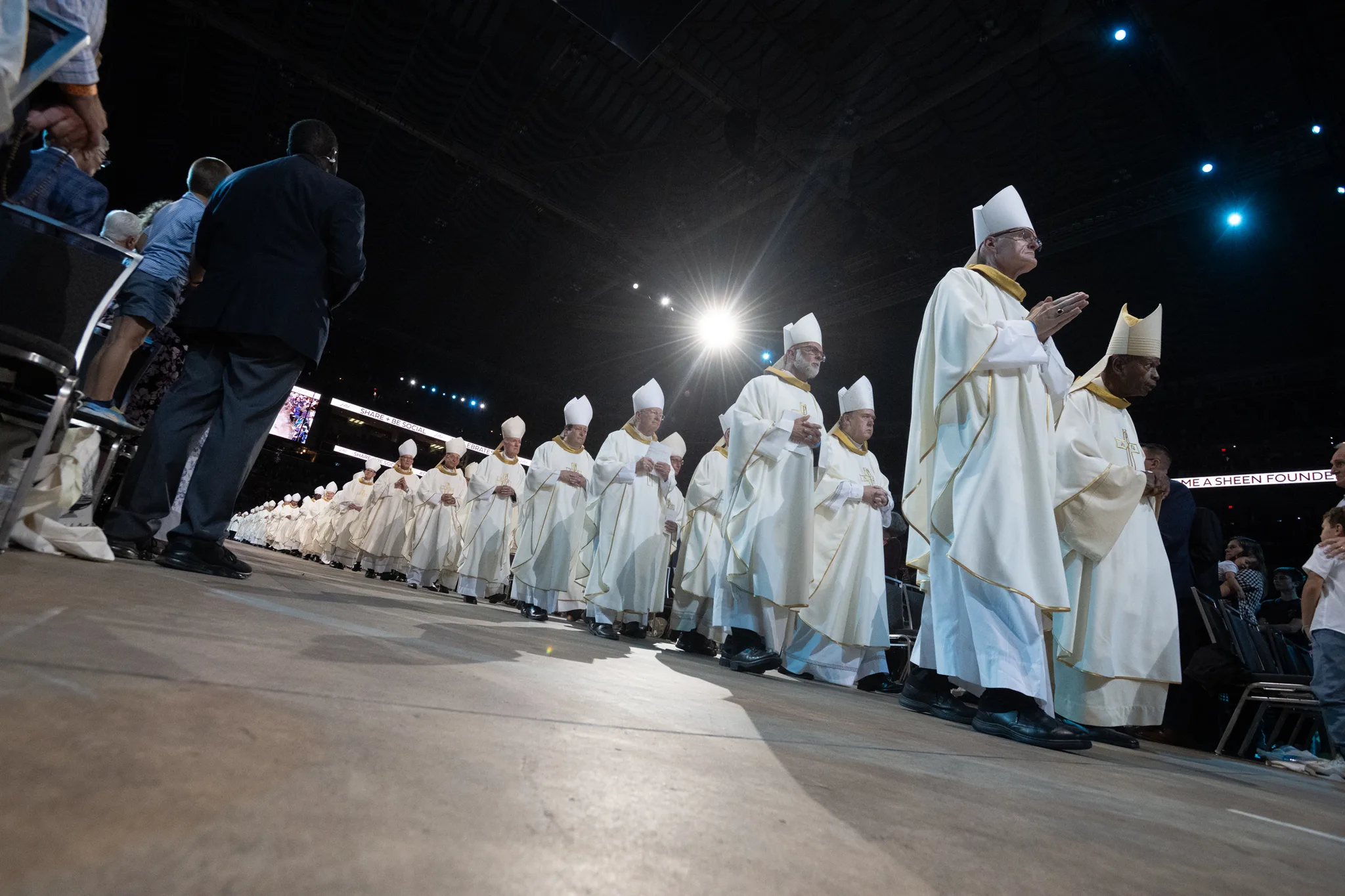 Biskopar går i procession in till Fulton Sheens saligförklaringsmässa.