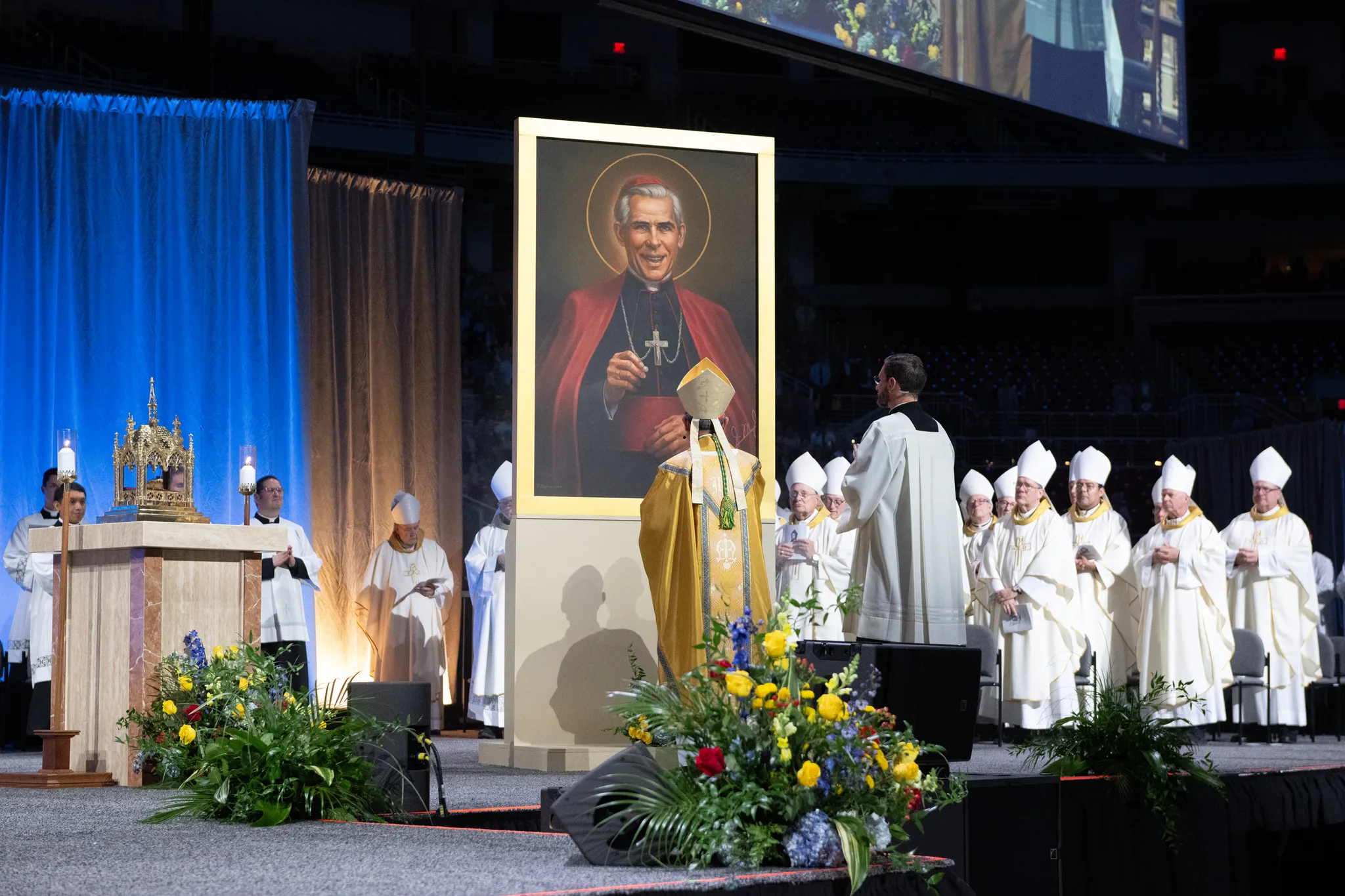 Kardinal Tagle framför den nya bilden av den salige Fulton Sheen.