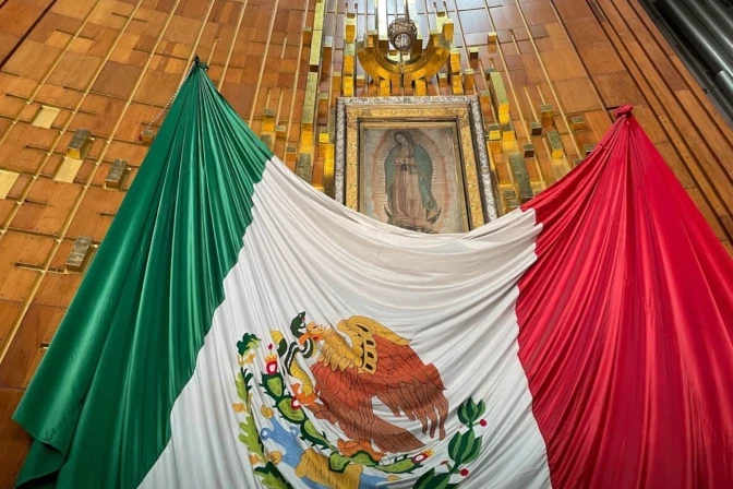Bilden av Vår Fru av Guadalupe med Mexikos flagga