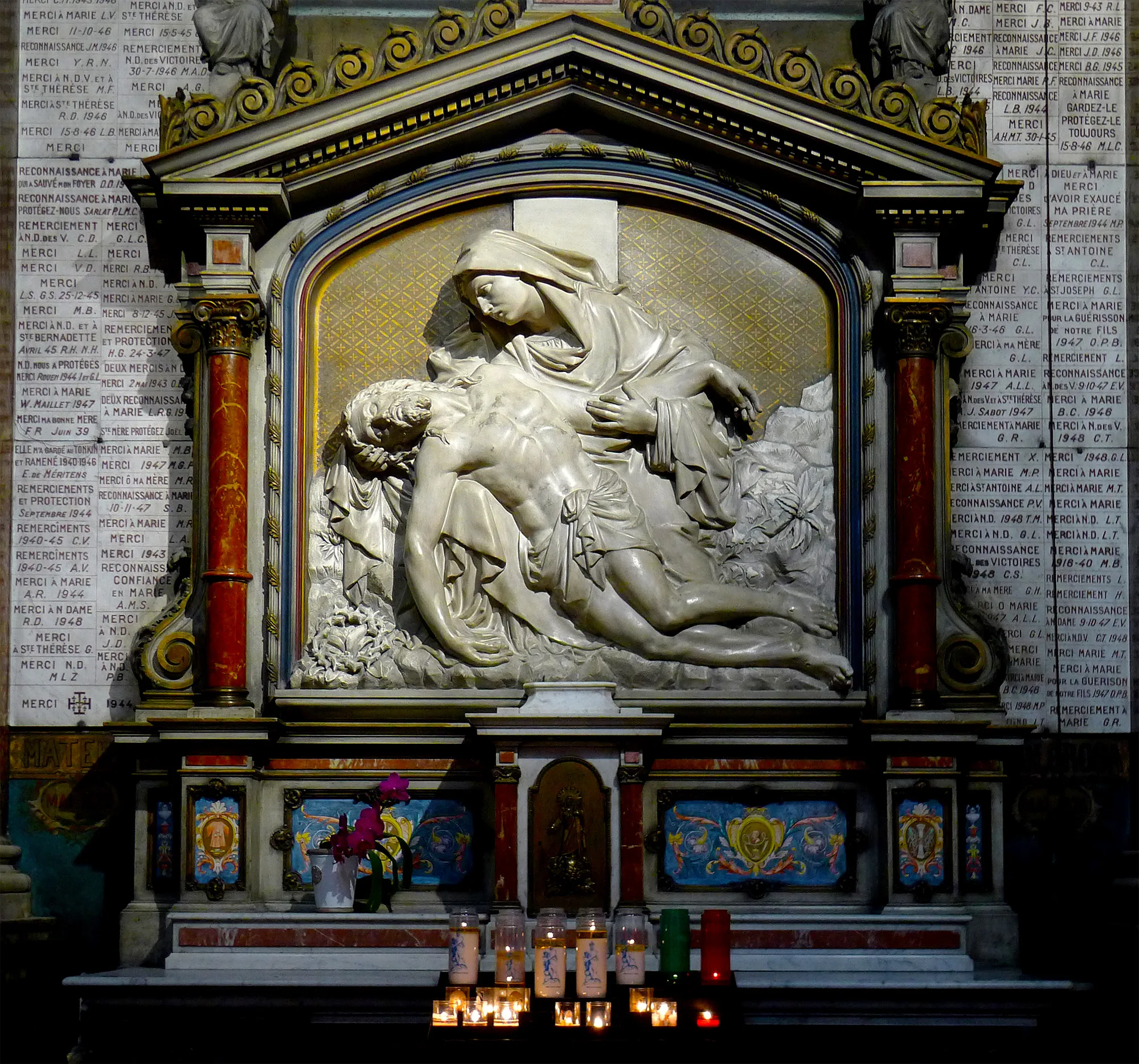 Pietàskulptur inne i basilikan Notre-Dame-des-Victoires