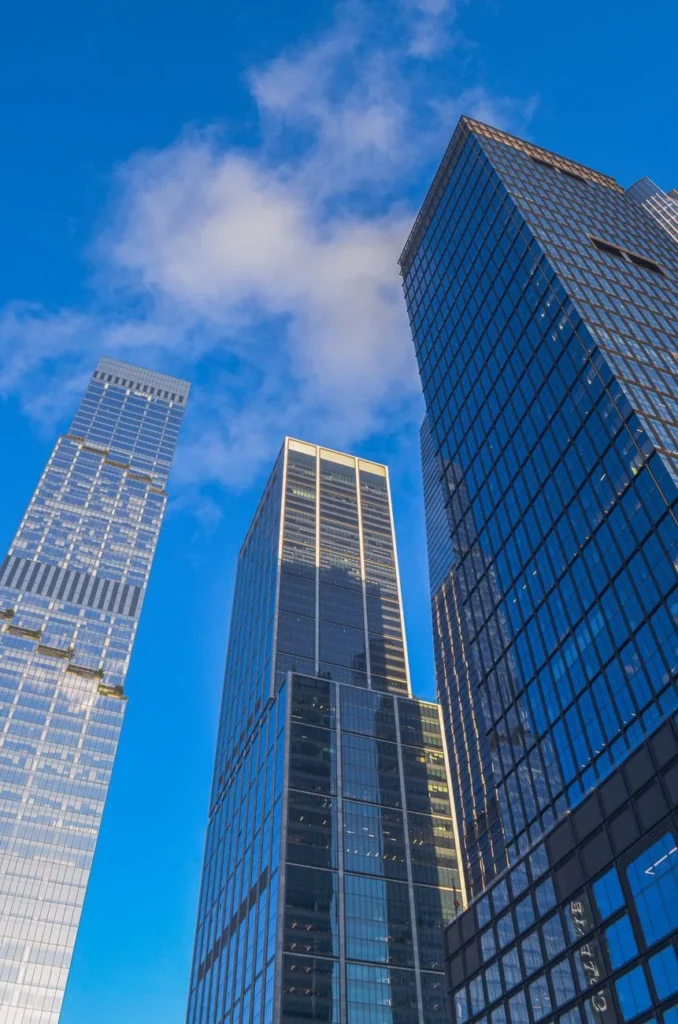 Fascinerende utsikt over New York Citys moderne skyskrapere under en lys blå himmel, som viser frem urban arkitektur.