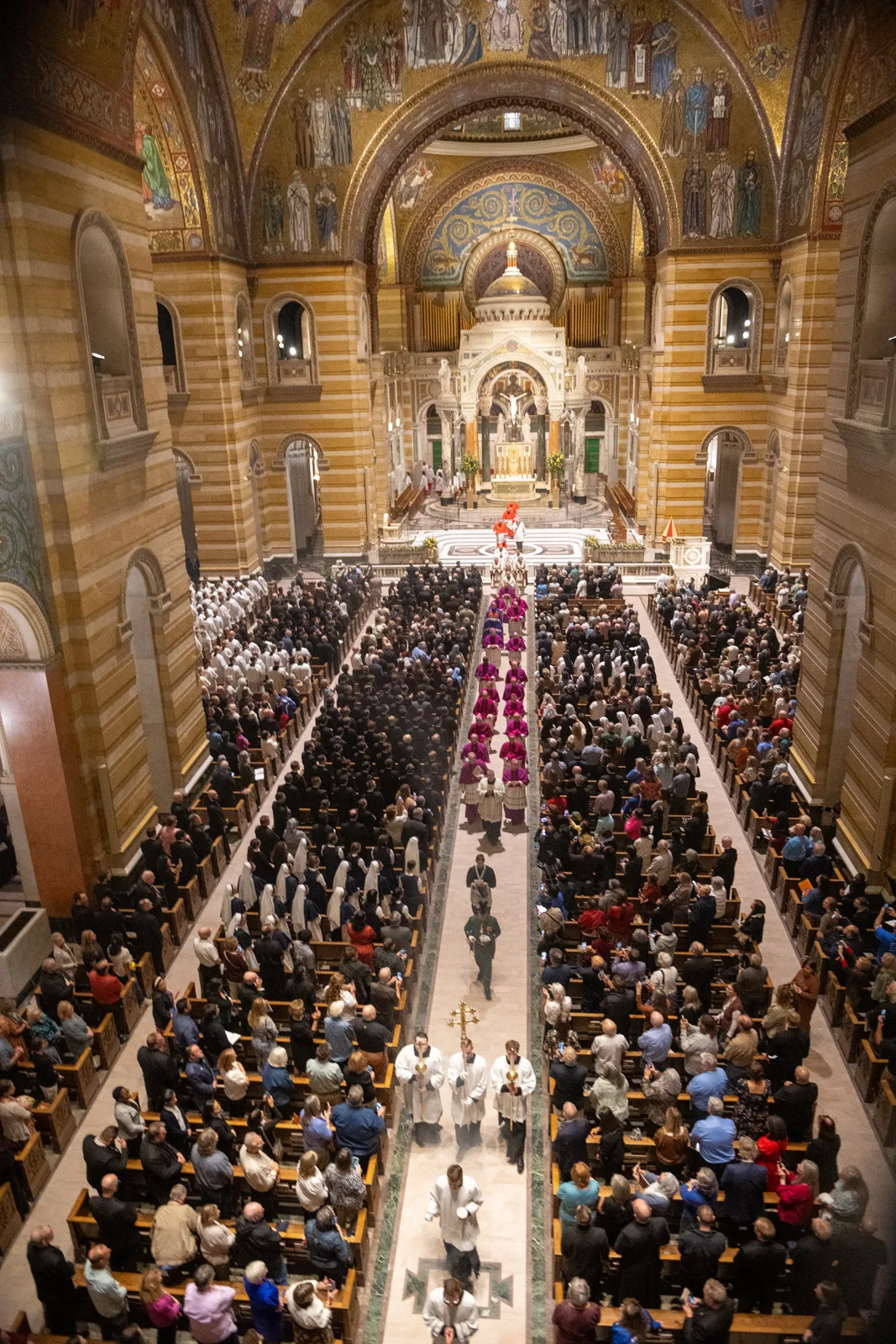 Processionen och församlingen under högtidlig vesper i katedralbasilikan i St. Louis.