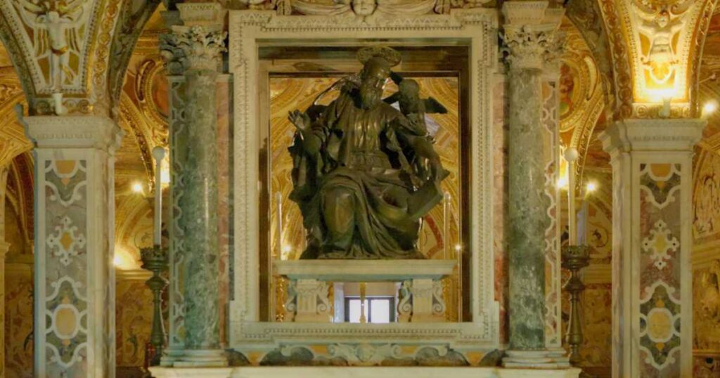 Staty av den helige Matteus ovanför kryptaltaret i Salernos katedral
