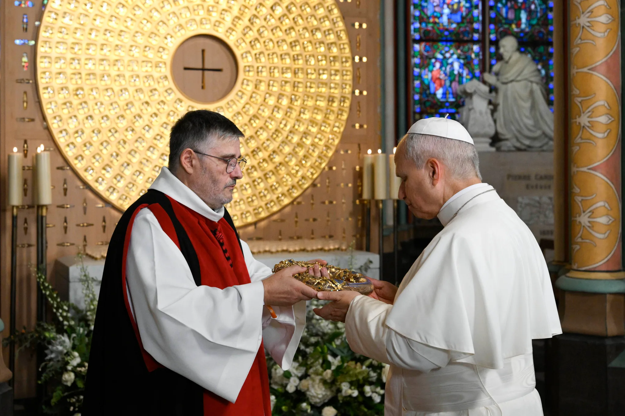 Påve Leo XIV ber i ett kapell i Notre-Dame-katedralen.