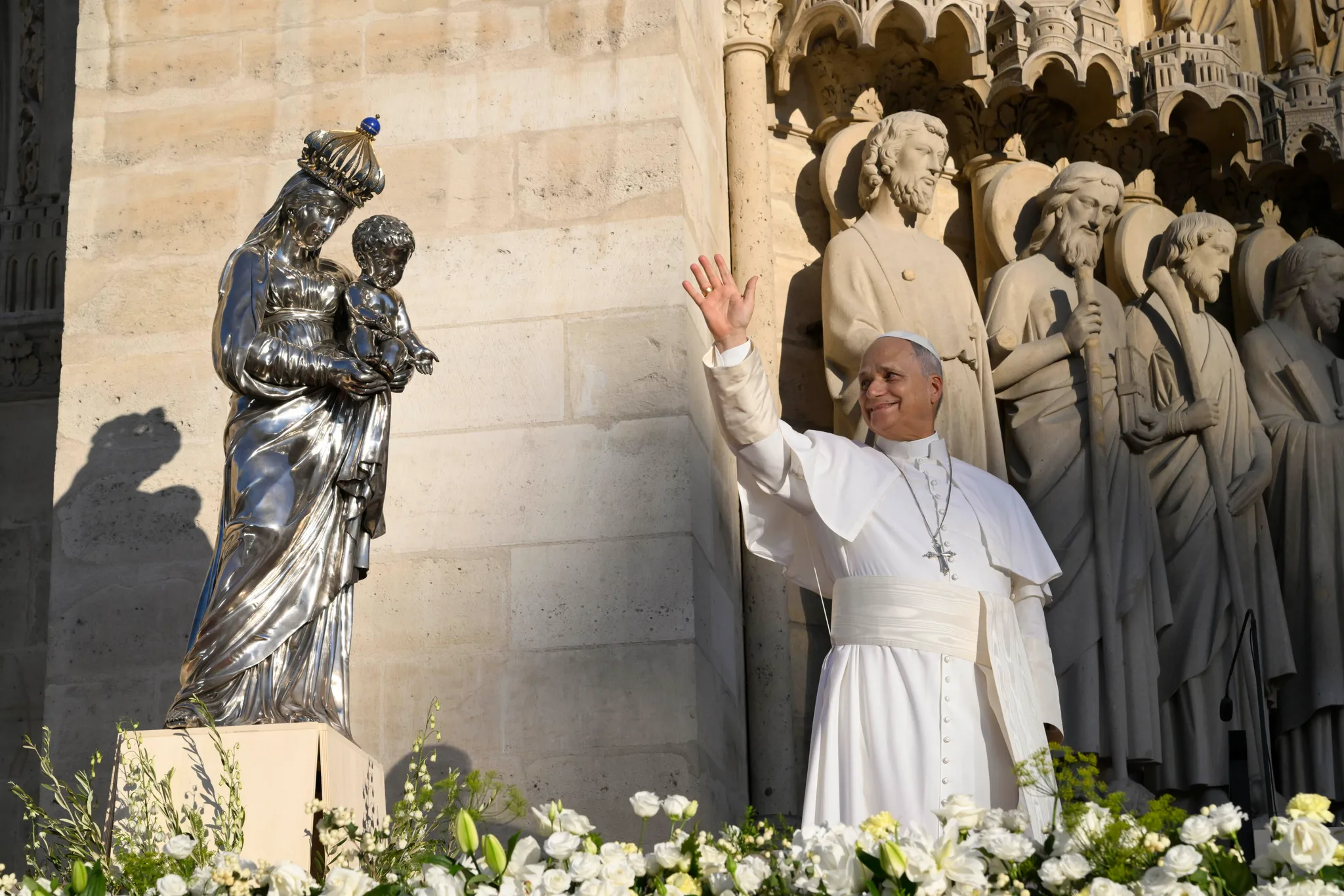 Påve Leo XIV vinkar till människor utanför Notre-Dame-katedralen.