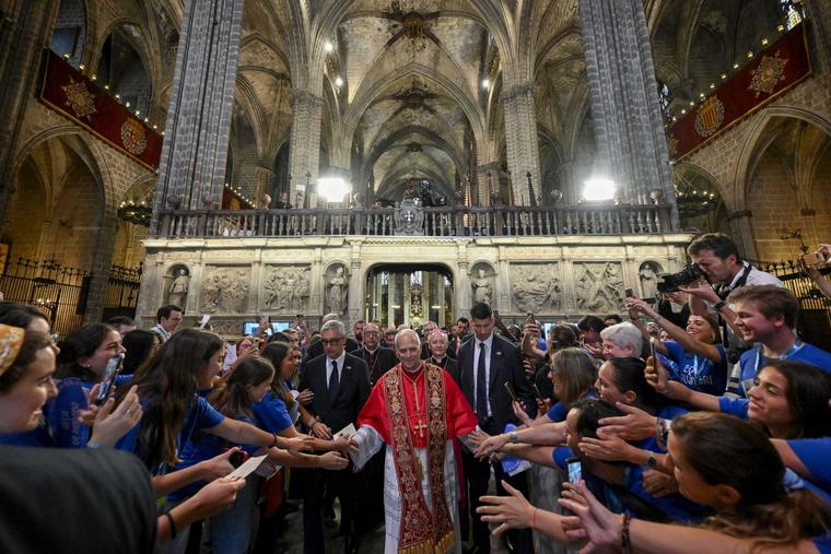 Påve Leo XIV hälsar på katoliker i en katedral i Barcelona.
