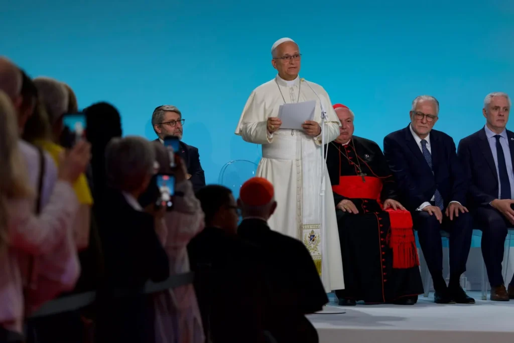 Påve Leo XIV talar vid ett interreligiöst möte i Metz.