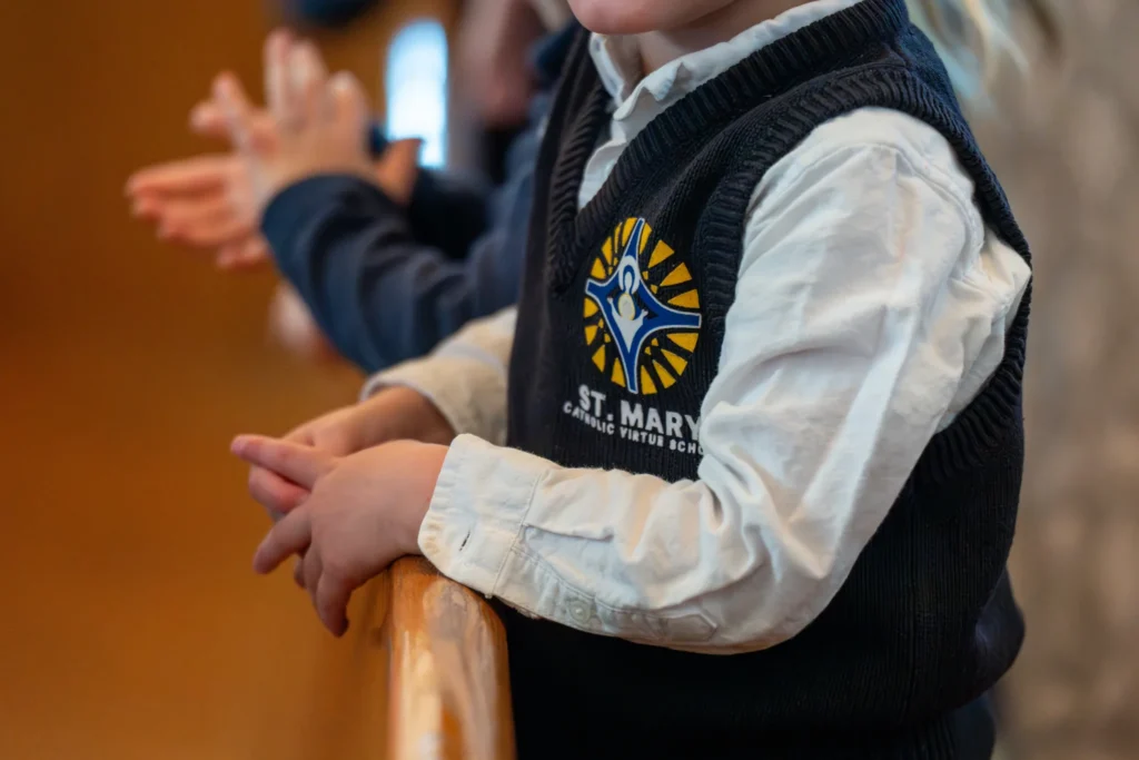 Elev ber under mässan på St. Mary Catholic Virtue Preschool.