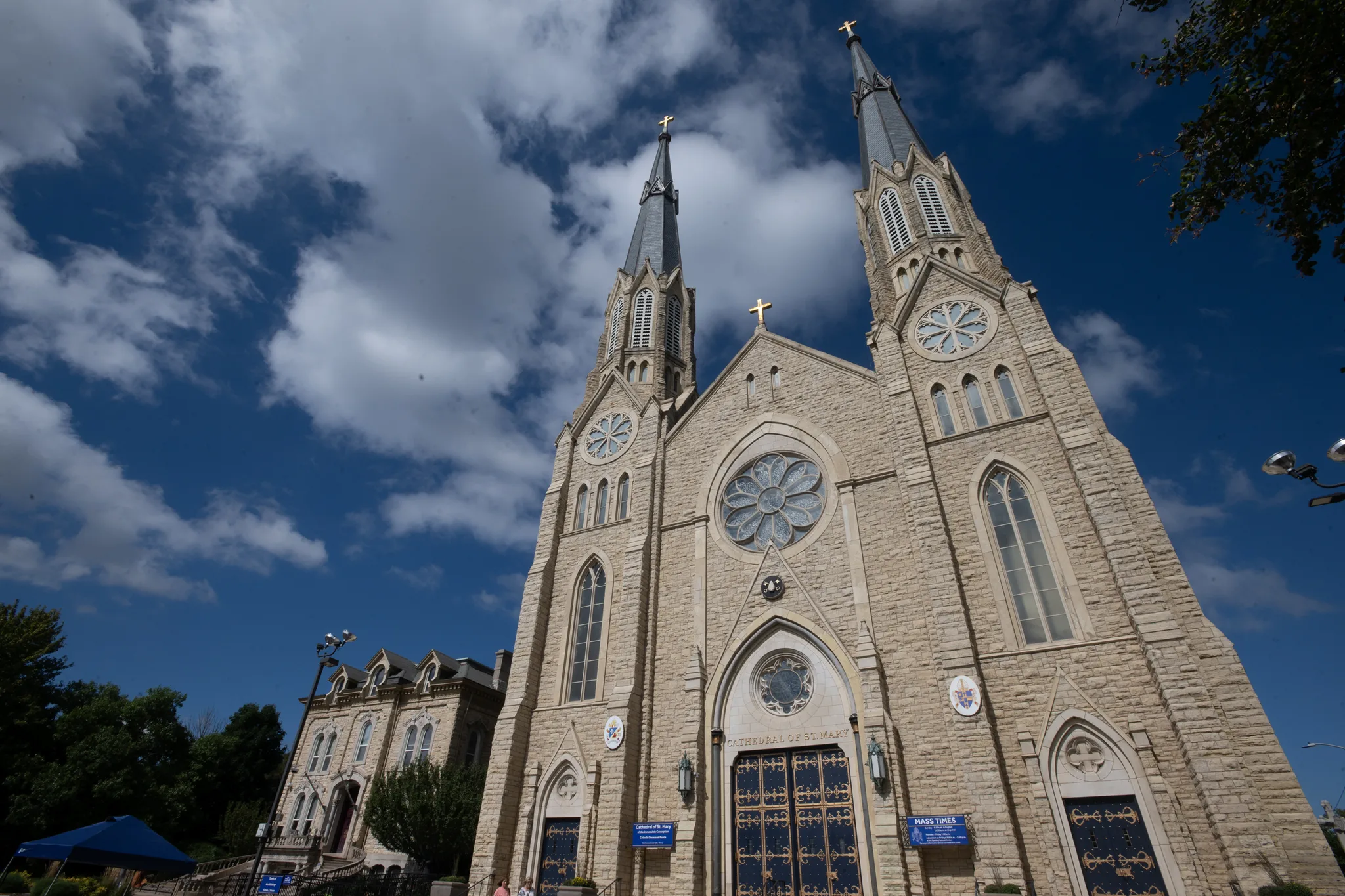 Tvillingtornen på katedralen St. Mary of the Immaculate Conception i Peoria under en molnig himmel.