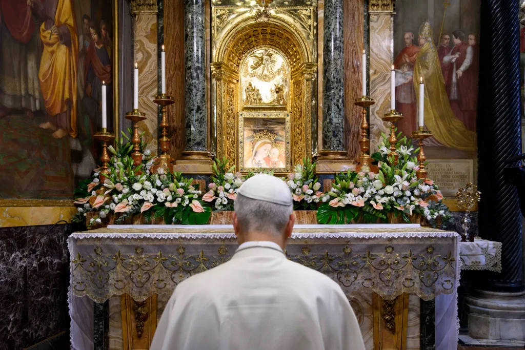 Påve Leo XIV vördar en bild av Jungfru Maria i helgedomen i Genazzano.