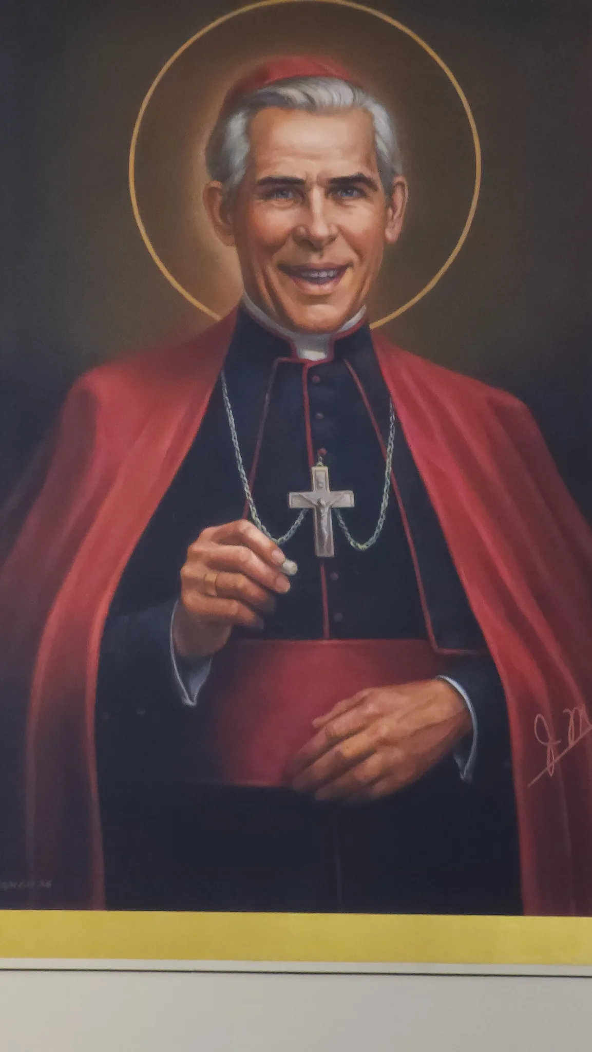 Den nya bilden av den salige Fulton Sheen visas vid saligförklaringsmässan.