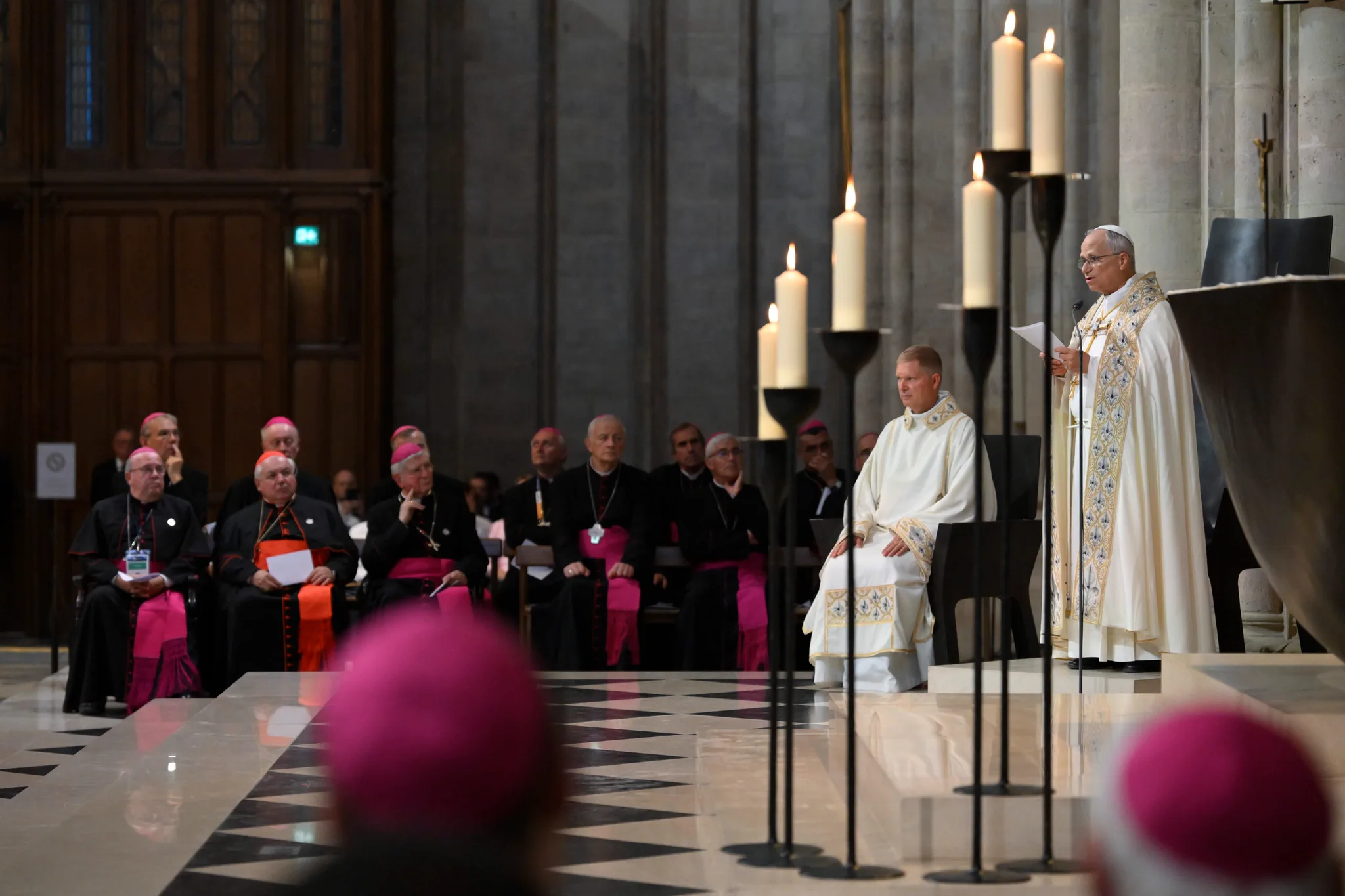 Påve Leo XIV håller en homilia under vespern i Notre-Dame.