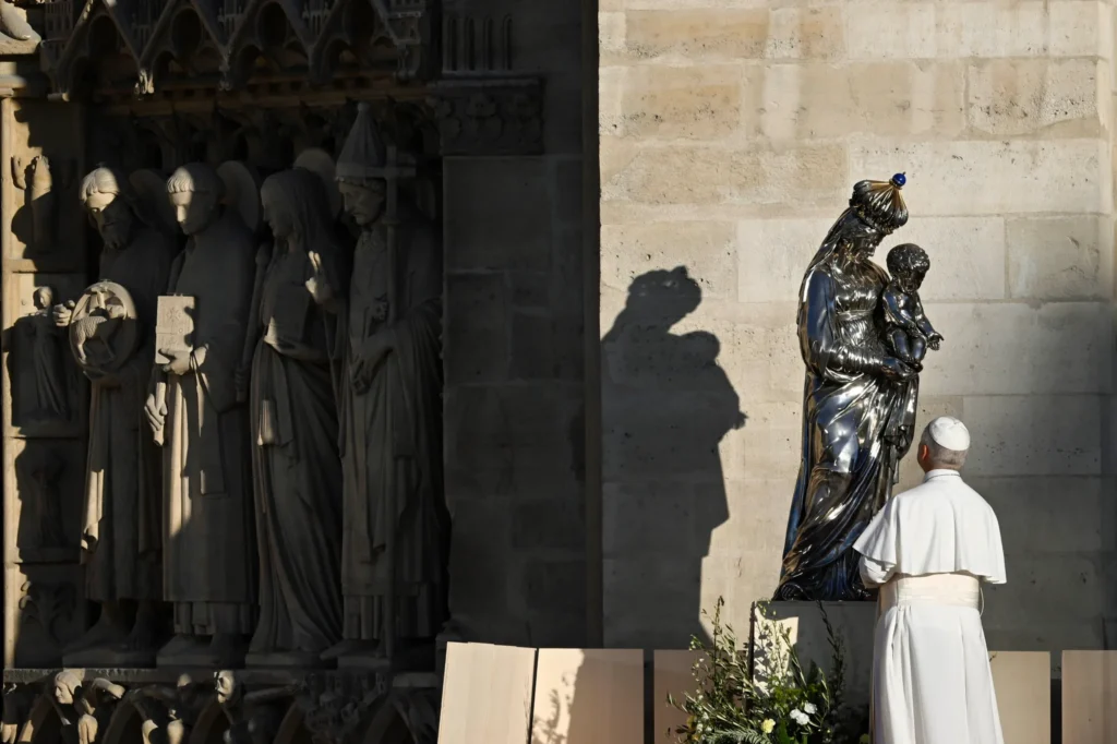 Påve Leo XIV framför statyn av Vår Fru och Jesusbarnet vid Notre-Dame i Paris.