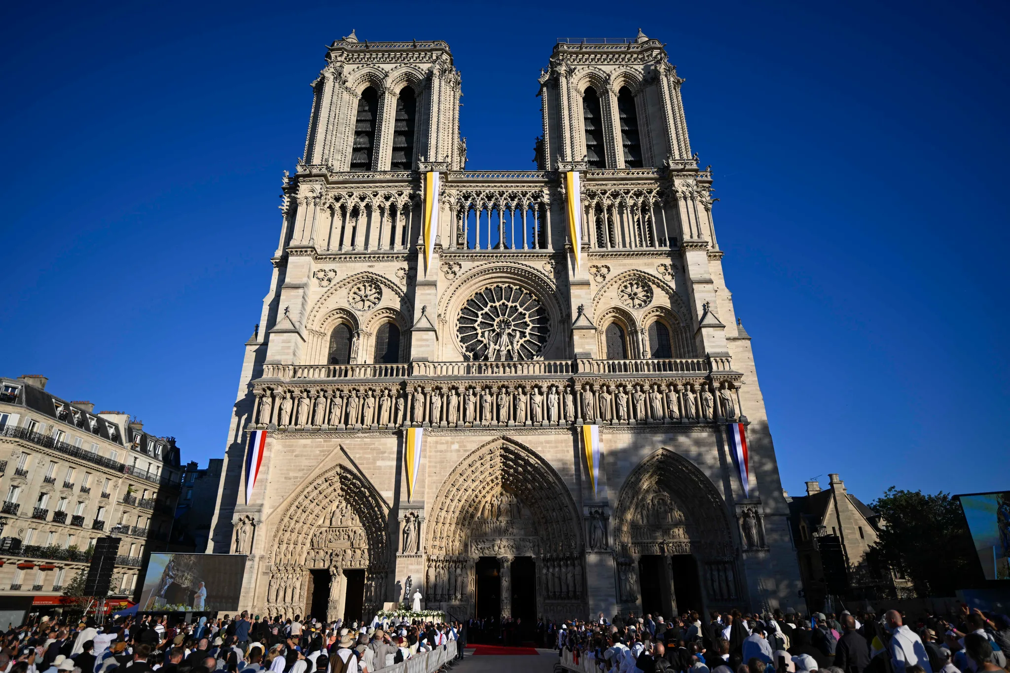 Folkmassor utanför den restaurerade Notre-Dame-katedralen i Paris.